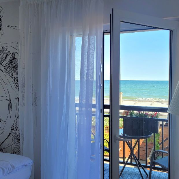 Pokoje i apartamenty Sarbinowo przy plaży – Pensjonat Azak z widokiem na morze